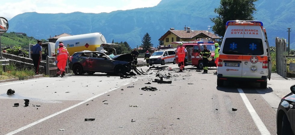 Terribile scontro tra un'auto e un camion cisterna, muore una persona